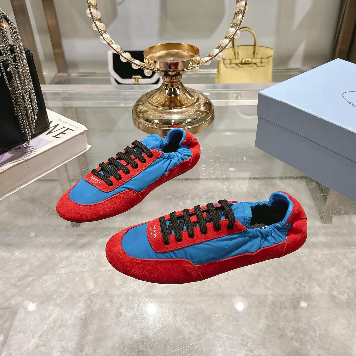 👟👟Ex-factory price 520👟👟Men's size +10 Couple style🎆Prada's new moral training shoes. The upper is suede with texture, and the inner sheepskin is wrapped. It is soft and waxy🎆The insole is thickened with lambskin. It is extremely comfortable to step on, has a sense of support, and feels well wrapped. The shoe shape is full of wrapping, light and easy to wear. A practical casual shoe that makes your legs appear taller! White is clean and refreshing, needed all year round, and can be easily worn with skirts and pants. Upper: imported suede/original molded fabric. Lining: sheepskin. Outsole: rubber outsole! Code number: 35-41 Color: burgundy blue brown green dark green yellow black red gray 9 colors available
